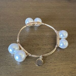 Bourbon and Boweties pearl bracelet